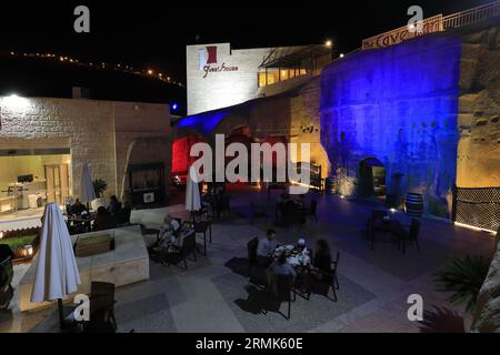 The Cave Bar la nuit, Petra Visitor Center, Jordanie, Moyen-Orient Banque D'Images