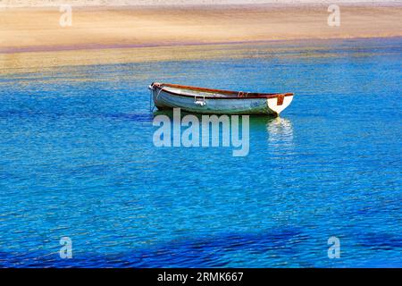 Barque blanche sur le rivage, plage de sable, eau turquoise, Cornouailles Caraïbes, ville supérieure, St Martin's, Îles Scilly, Cornouailles, Angleterre, United Banque D'Images