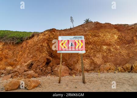 ROCKFALL INSTABLE FALAISES, GARDER Une DISTANCE DE SÉCURITÉ est écrit en anglais sur un panneau d'avertissement au Portugal sur les falaises de l'océan Atlantique. Rochers et Banque D'Images