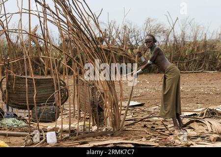 Les huttes de paille du village de la tribu Daasanach, vallée de l'Omo, Éthiopie, Afrique les Daasanach (également connus sous le nom de Marille ou Geleba) sont un groupe ethnique couchitique Banque D'Images