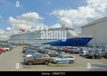 Bateau de croisière Carnival Jubilee devant le quai du chantier naval Meyer Werft, nouveau bâtiment, parking pour visiteurs, Papenburg, Basse-Saxe Banque D'Images