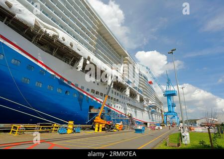 Bateau de croisière Carnival Jubilee en face du quai de construction de Meyer Werft, nouveau bâtiment, Papenburg, Basse-Saxe, Allemagne Banque D'Images