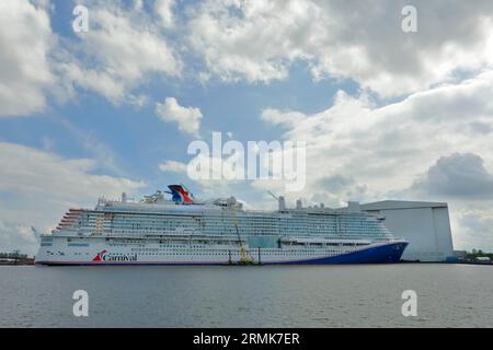 Bateau de croisière Carnival Jubilee en face du quai de construction de Meyer Werft, nouveau bâtiment, Papenburg, Basse-Saxe, Allemagne Banque D'Images