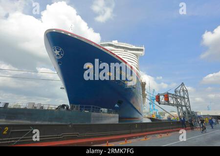 Bateau de croisière Carnival Jubilee en face du quai de construction de Meyer Werft, nouveau bâtiment, Papenburg, Basse-Saxe, Allemagne Banque D'Images