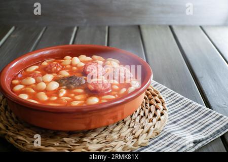 Cocotte en faïence avec ragoût de haricots, pudding noir et saucisse au chorizo Banque D'Images