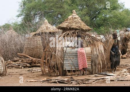 Les huttes de paille du village de la tribu Daasanach, vallée de l'Omo, Éthiopie, Afrique les Daasanach (également connus sous le nom de Marille ou Geleba) sont un groupe ethnique couchitique Banque D'Images