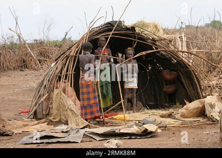 Les huttes de paille du village de la tribu Daasanach, vallée de l'Omo, Éthiopie, Afrique les Daasanach (également connus sous le nom de Marille ou Geleba) sont un groupe ethnique couchitique Banque D'Images