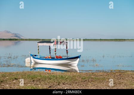 Bateaux d'excursion décorés dans le lac Isikli à Civril, Denizli Banque D'Images