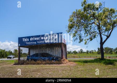 Message de sécurité routière à une halte près de la Bruce Highway, Queensland, Australie Banque D'Images