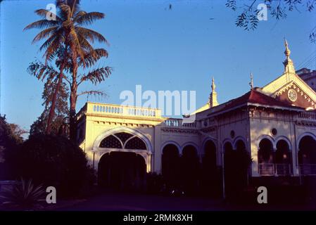 Le palais Aga Khan a été construit par le sultan Muhammed Shah Aga Khan III dans la ville de Pune, en Inde. Le palais était un acte de charité de la part du chef spirituel des Musulmans Ismailis Nizari, qui voulaient aider les pauvres dans les zones voisines de Pune, qui ont été durement touchés par la famine en leur offrant du travail. Le Palais Aga Khan est un bâtiment majestueux. Le palais est étroitement lié au mouvement de liberté indien. Construit en 1892, Pune, Maharashtra, Inde Banque D'Images