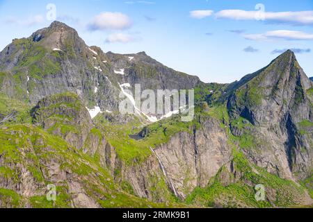 Paysage de montagne avec des pics rocheux escarpés et cascade, sommet de Hermannsdalstinden, vue depuis le sommet de Munken, Moskenesoya, Lofoten, Nordland Banque D'Images