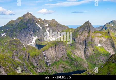 Paysage de montagne avec des pics rocheux escarpés et cascade, sommet de Hermannsdalstinden, vue depuis le sommet de Munken, Moskenesoya, Lofoten, Nordland Banque D'Images