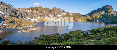 Paysage de montagne avec des pics rocheux escarpés et le lac Tennesvatnet, dans le pic arrière de Hermannsdalstinden, Moskenesoya, Lofoten, Nordland, Norvège Banque D'Images