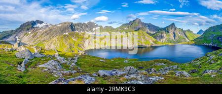 Paysage de montagne avec des pics rocheux escarpés et le lac Tennesvatnet, dans le pic arrière de Hermannsdalstinden, Moskenesoya, Lofoten, Nordland, Norvège Banque D'Images