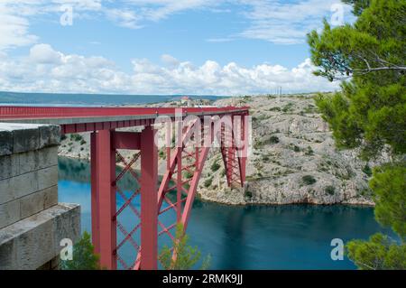 Pont rouge Maslenica en Croatie, pont en arc sur la mer Adriatique Banque D'Images