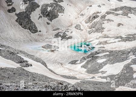 Lac de montagne, restes de neige, paysage alpin haut, Uebergossene Alm, Alpes de Berchtesgaden, Salzburger Land, Autriche Banque D'Images