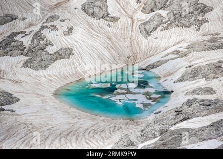 Lac de montagne, restes de neige, paysage alpin haut, Uebergossene Alm, Alpes de Berchtesgaden, Salzburger Land, Autriche Banque D'Images