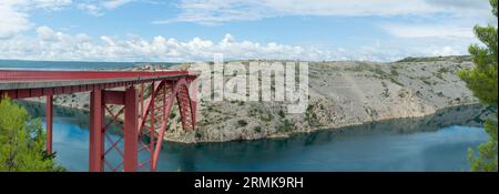 Pont rouge Maslenica en Croatie, pont en arc sur la mer Adriatique Banque D'Images