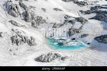 Lac de montagne, restes de neige, paysage alpin haut, Uebergossene Alm, Alpes de Berchtesgaden, Salzburger Land, Autriche Banque D'Images