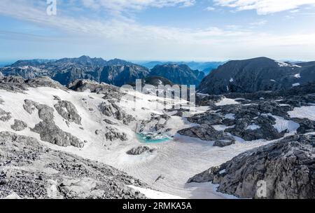 Lac de montagne, restes de neige, paysage alpin haut, Uebergossene Alm, Alpes de Berchtesgaden, Salzburger Land, Autriche Banque D'Images