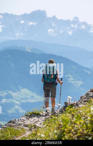 Randonneur sur le sentier de randonnée, Alpes de Berchtesgaden, Tyrol, Autriche Banque D'Images