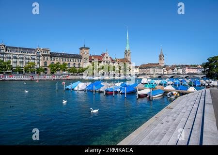 Fraumuenster et St. Peter, vue sur la ville avec Limmat, centre-ville, Zurich, Suisse Banque D'Images