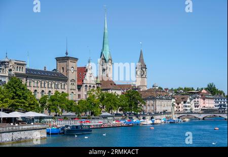 Fraumuenster et St. Peter, vue sur la ville avec Limmat, centre-ville, Zurich, Suisse Banque D'Images