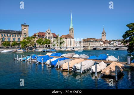 Fraumuenster et St. Peter, vue sur la ville avec Limmat, centre-ville, Zurich, Suisse Banque D'Images