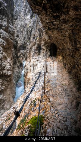 Sentier de randonnée à travers le Hoellentalklamm, près de Garmisch-Partenkirchen, Werdenfelser Land, haute-Bavière, Bavière, Allemagne Banque D'Images