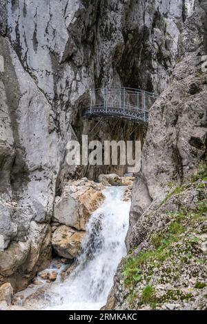 Pont dans la gorge, Hammersbach coule à travers Hoellentalklamm, près de Garmisch-Partenkirchen, Werdenfelser Land, haute-Bavière, Bavière, Allemagne Banque D'Images