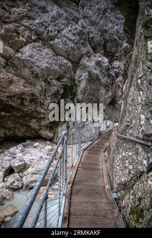 Sentier de randonnée à travers le Hoellentalklamm, près de Garmisch-Partenkirchen, Werdenfelser Land, haute-Bavière, Bavière, Allemagne Banque D'Images