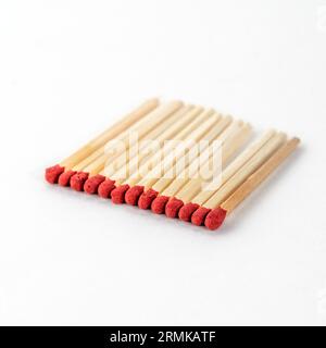 Gros plan d'un match rouge au-dessus du plan sur fond blanc. Concept de distance. Banque D'Images