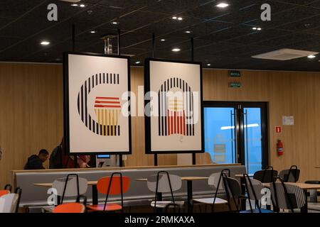 Ivano-Frankivsk, Ukraine, 7 juin 2023 : signes et dessins au McDonald's, un restaurant de restauration rapide. Banque D'Images