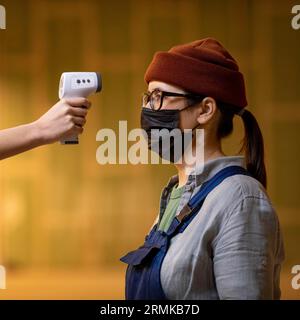 Gros plan main tenant thermomètre femme Banque D'Images