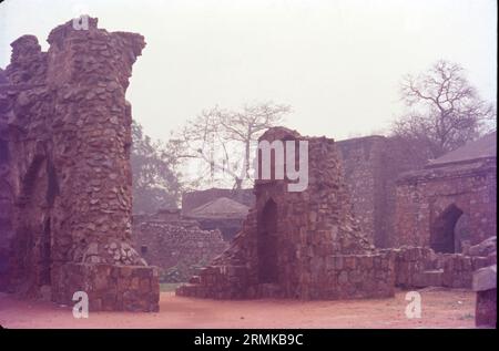 L'une des plus anciennes structures de Delhi, le fort Feroz Shah Kotla a été construit par le sultan Feroz Shah Tughlaq en 1354. Ceci et d'autres anciens lats (piliers, obélisque) ont gagné la renommée de Firoz Shah Tughlaq et du Sultanat de Delhi pour son patronage architectural. Outre le pilier Ashokan, le complexe du fort abrite également la Jami Masjid (mosquée), un Baoli et un grand complexe de jardins. Banque D'Images