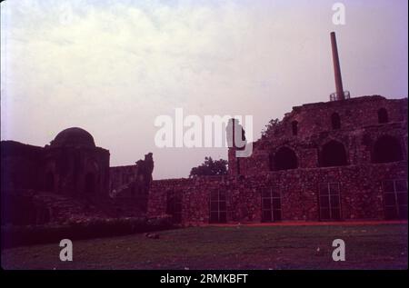 L'une des plus anciennes structures de Delhi, le fort Feroz Shah Kotla a été construit par le sultan Feroz Shah Tughlaq en 1354. Ceci et d'autres anciens lats (piliers, obélisque) ont gagné la renommée de Firoz Shah Tughlaq et du Sultanat de Delhi pour son patronage architectural. Outre le pilier Ashokan, le complexe du fort abrite également la Jami Masjid (mosquée), un Baoli et un grand complexe de jardins. Banque D'Images