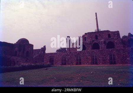 L'une des plus anciennes structures de Delhi, le fort Feroz Shah Kotla a été construit par le sultan Feroz Shah Tughlaq en 1354. Ceci et d'autres anciens lats (piliers, obélisque) ont gagné la renommée de Firoz Shah Tughlaq et du Sultanat de Delhi pour son patronage architectural. Outre le pilier Ashokan, le complexe du fort abrite également la Jami Masjid (mosquée), un Baoli et un grand complexe de jardins. Banque D'Images