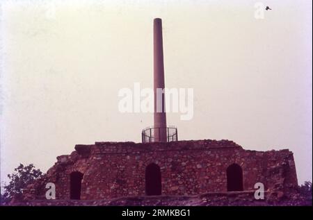 L'une des plus anciennes structures de Delhi, le fort Feroz Shah Kotla a été construit par le sultan Feroz Shah Tughlaq en 1354. Ceci et d'autres anciens lats (piliers, obélisque) ont gagné la renommée de Firoz Shah Tughlaq et du Sultanat de Delhi pour son patronage architectural. Outre le pilier Ashokan, le complexe du fort abrite également la Jami Masjid (mosquée), un Baoli et un grand complexe de jardins. Banque D'Images