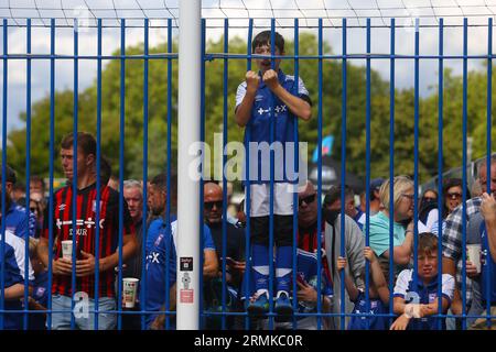 Les fans d'Ipswich Town attendent l'arrivée du bus de l'équipe - Ipswich Town v Leeds United, Sky Bet Championship, Portman Road, Ipswich, Royaume-Uni - 26 août 2023 usage éditorial uniquement - des restrictions DataCo s'appliquent Banque D'Images