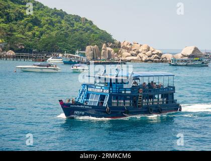 Avril 23- 2023- Ko Tao Thailand-Blue bateau de plongée plein de touristes allant au site de plongée avec beaucoup de tubes d'oxygène à bord Banque D'Images