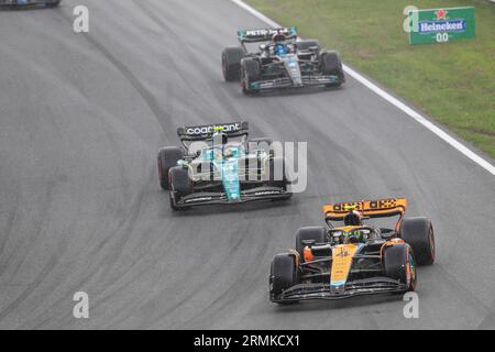 Lando Norris 4 (GBR), McLaren MCL60 mène Fernando Alonso 14 (SPA), Aston Martin AMR-23 lors de la FORMULE 1 HEINEKEN DUTCH GRAND PRIX 2023 au CM.com circuit Zandvoort, Zandvoort, pays-Bas le 27 août 2023 Banque D'Images