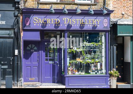 Sacred Distillery, Bottle Shop & Tasting Room, distillerie familiale et première distillerie sous vide au monde. Highgate, Londres, Angleterre, Royaume-Uni Banque D'Images