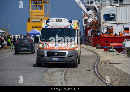 Roccella Jonica, Italie. 27 août 2023. Une ambulance vue au port de Vibo Valentia. Ocean Vikings, le navire de sauvetage de l’ONG Sos Mediterranee, a débarqué dans le port de Vibo Valentia 186 migrants sur les 439 sauvés en opérations multiples dans les eaux internationales et près de Lampedusa. Les personnes restantes seront débarquées dans le port de Naples le 28 août 2023. Crédit : SOPA Images Limited/Alamy Live News Banque D'Images