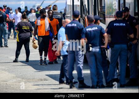 Roccella Jonica, Italie. 27 août 2023. Migrants vus se diriger vers le bus. Ocean Vikings, le navire de sauvetage de l’ONG Sos Mediterranee, a débarqué dans le port de Vibo Valentia 186 migrants sur les 439 sauvés en opérations multiples dans les eaux internationales et près de Lampedusa. Les personnes restantes seront débarquées dans le port de Naples le 28 août 2023. (Photo de Valeria Ferraro/SOPA Images/Sipa USA) crédit : SIPA USA/Alamy Live News Banque D'Images