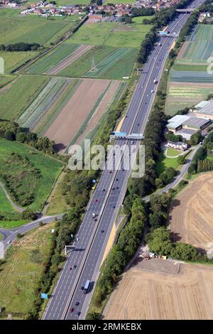 Vue aérienne de l'autoroute M62 à Lofhouse près de Wakefield montrant quatre zones jaunes de refuge d'urgence sur une autoroute intelligente. Cette vue vers l'ouest. Banque D'Images