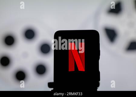 26 août 2023 : Gaziantep, Turquie. 28 août 2023. Le logo de l'application Netflix sur un smartphone. Netflix est un service de streaming de films, séries et émissions télévisées et documentaires, disponible sur abonnement. Il est détenu et exploité par Netflix, Inc. (Image de crédit : © Muhammad ATA/IMAGESLIVE via ZUMA Press Wire) USAGE ÉDITORIAL SEULEMENT! Non destiné à UN USAGE commercial ! Banque D'Images