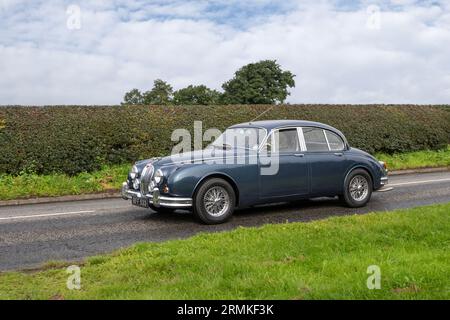 Jaguar 2.4/240 Blue car essence 2400 cm3 1962, berline sport de luxe intermédiaire Banque D'Images