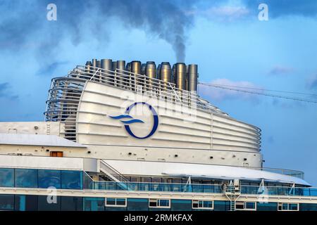 Logo entonnoir de Vista, un navire de croisière de luxe de classe Allura exploité par Oceania Cruises, une filiale norvégienne de Cruise Line. Banque D'Images