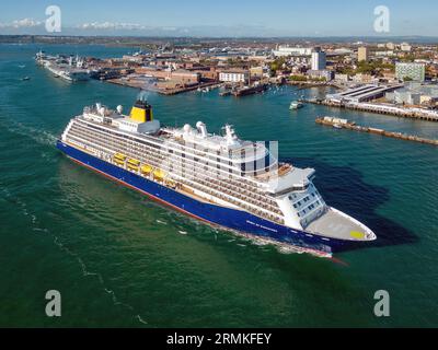 Vues aériennes du bateau de croisière Spirit of Discovery de Saga Cruises au départ du port de Portsmouth. Banque D'Images