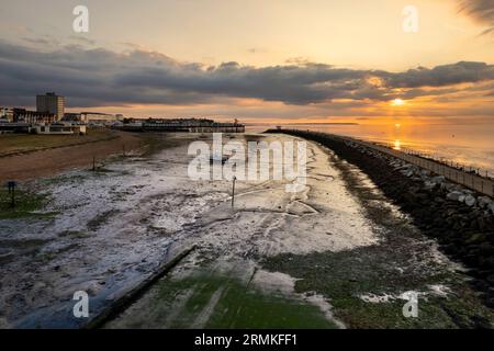 Coucher de soleil crépuscule vue sur la plage à Herne Bay Kent Angleterre Royaume-Uni Banque D'Images